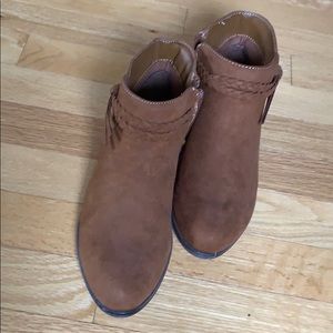 Cat & Jack Girl “suede” booties size 5 brown